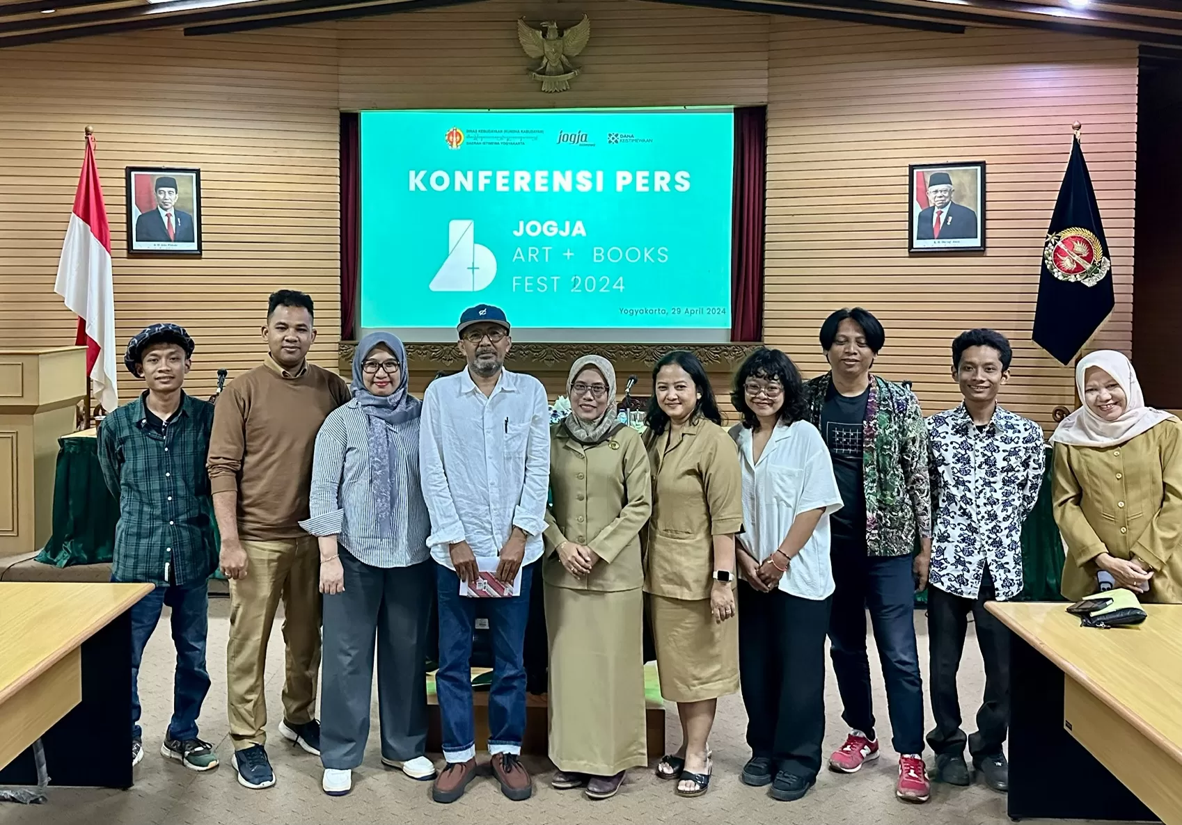 Penyelenggara Jogja Art + Book saat berfoto untuk media (foto: Harminanto)