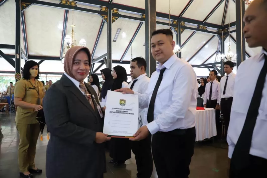 Bupati Purworejo Hj Yuli Hastuti SH saat mengambil sumpah dan janji  JF PPPK Periode Formasi Tahun 2023 di Pendapa Rumah Dinas Bupati Purworejo (Istimewa)