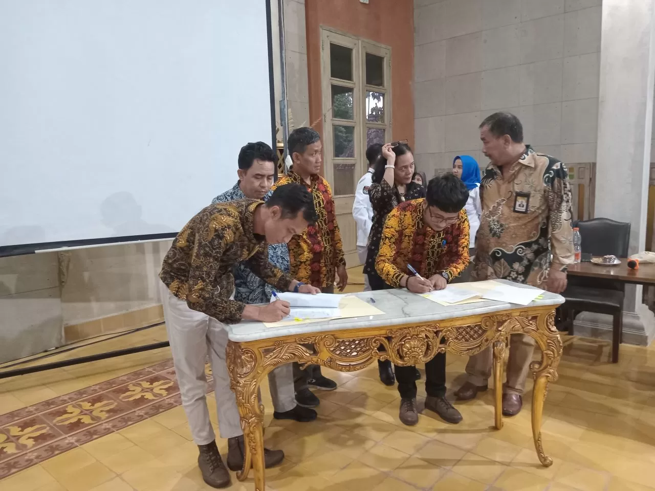  Foto: Komisioner KPU Salatiga Disaksikan Bawaslu Tanda Tangan  Berita Acara Penetapan Perolehan Kursi dan Nama Calon Terpilih DPRD Salatiga 2024. ( (Edy Susanto) )