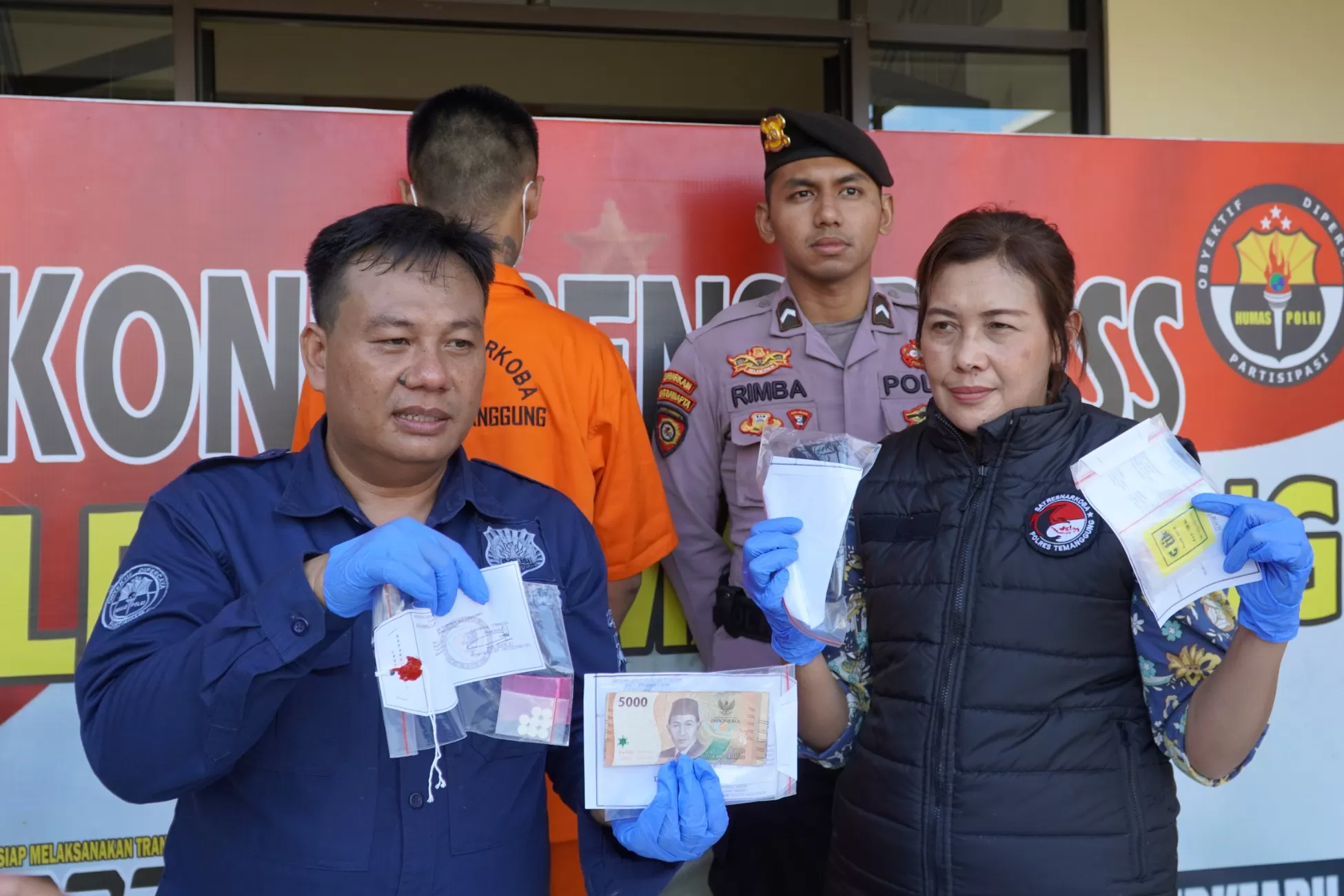  Petugas kepolisian menunjukkan barang bukti (Istimewa)