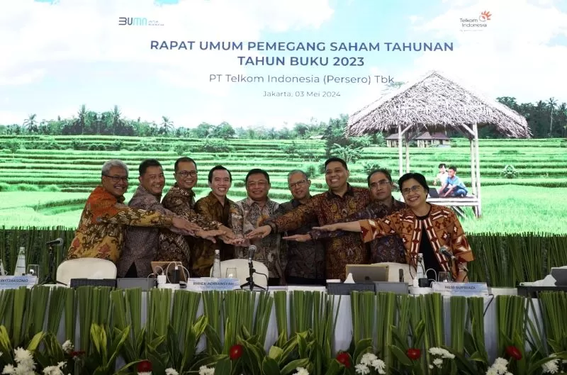 Jajaran direksi PT Telkom foto bersama dalam Rapat Umum Pemegang Saham Tahun Buku 2023 di Jakarta pada Jumat (3/5/2024)  (Dok. Telkom)