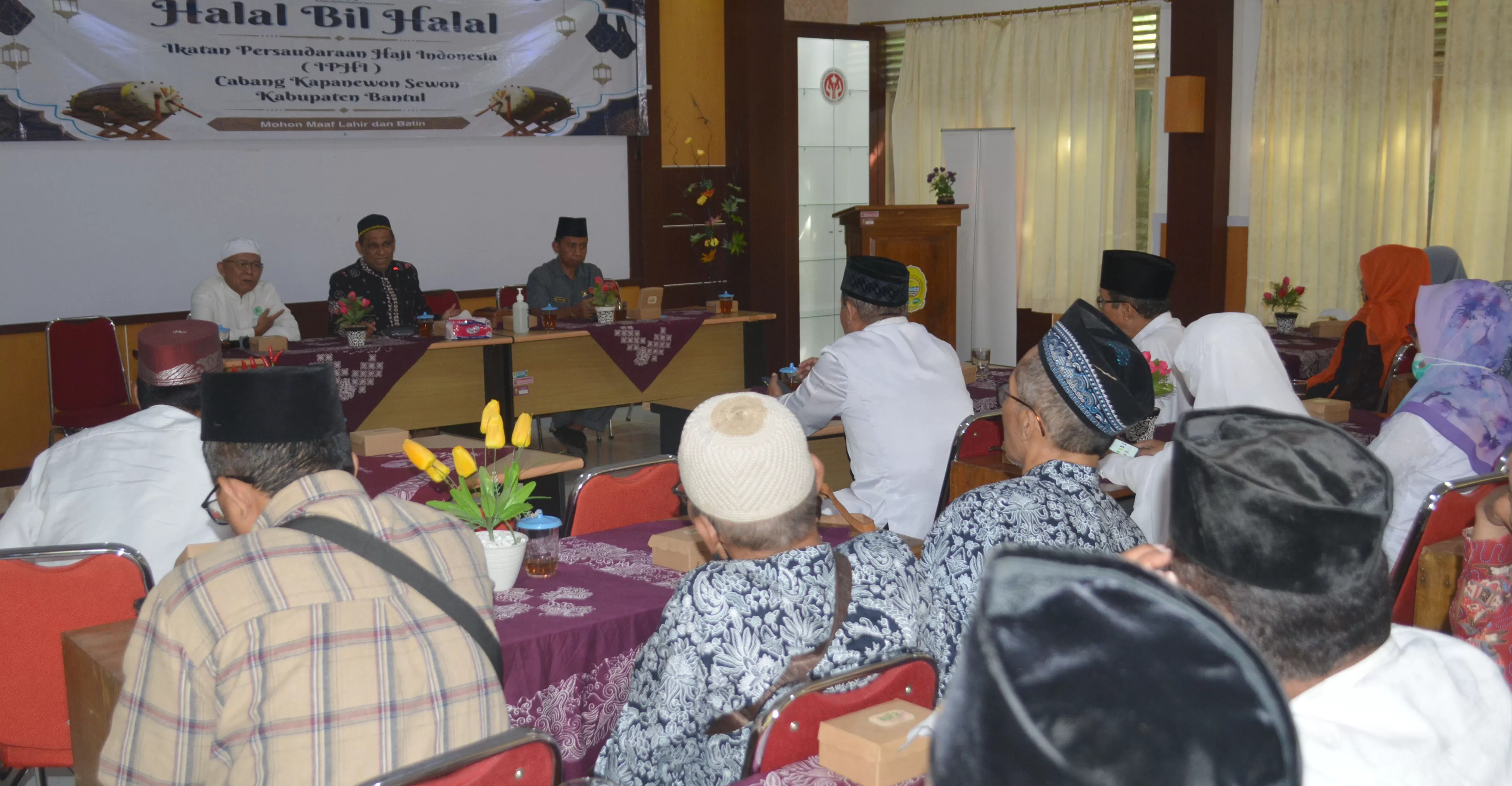 Ustadz Hasan Abdullah  (tengah depan) saat memberikan tauziyahnya (Foto: Abrar)