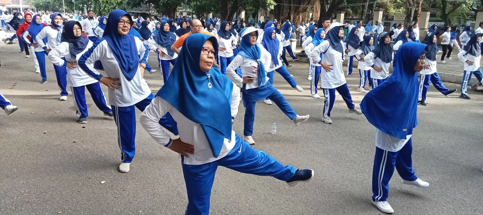 Senam asma di halaman RSUD Kartini Karanganyar (foto: Abdul Alim)