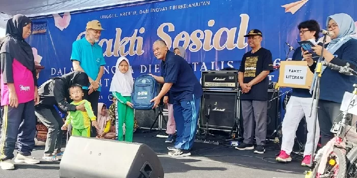 Rektor UNY, Prof Sumaryanto menyerahkan bantuan fasilitas pendidikan kepada anak-anak PAUD, SD dan paket literasi. (Foto: Asrul S) 