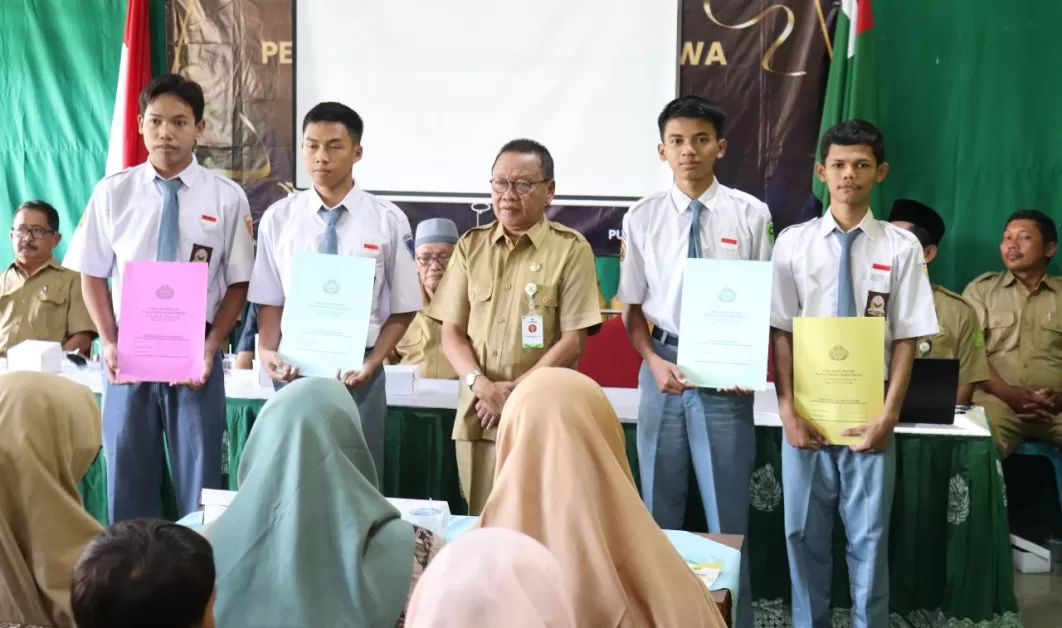 Penyerahan Kembali Siswa kepada Orangtua/Wali Murid Kelulusan Kelas XII SMK TKM Purworejo Tahun Pelajaran 2023/2024, di aula sekolah setempat. (Foto: Hendri Utomo)