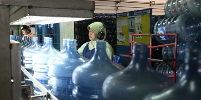 Penggunaan kemasan guna ulang perlu digalakkan untuk mengurangi timbulan sampah plastik. (Istimewa)    