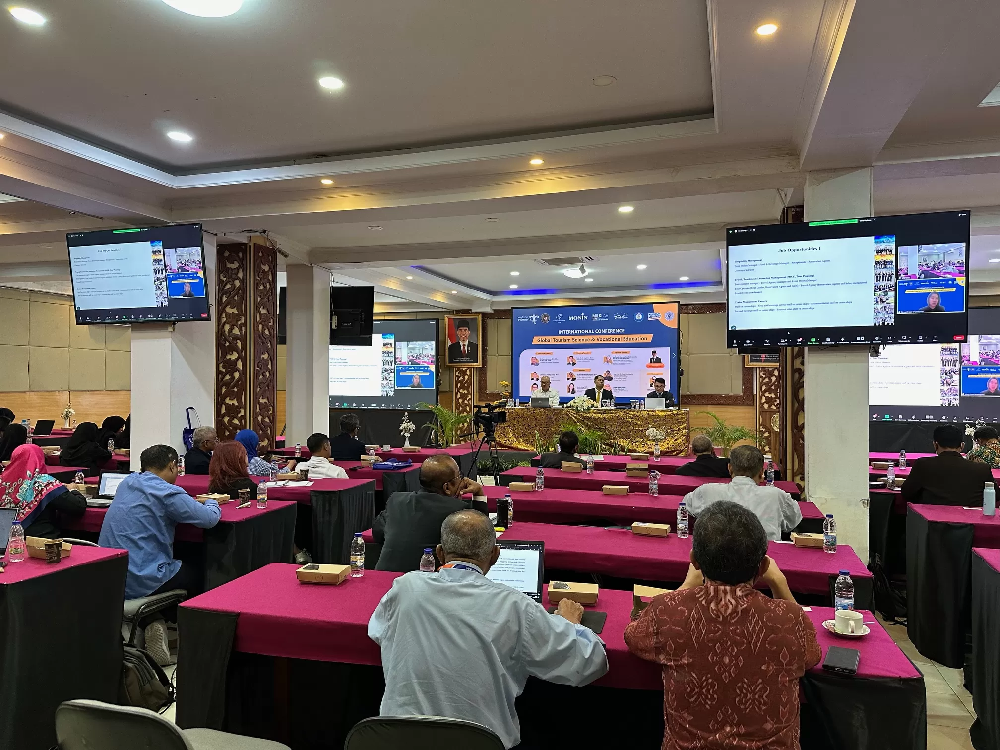 Suasana konferensi internasional pariwisata di Stipram (foto: Harminanto)