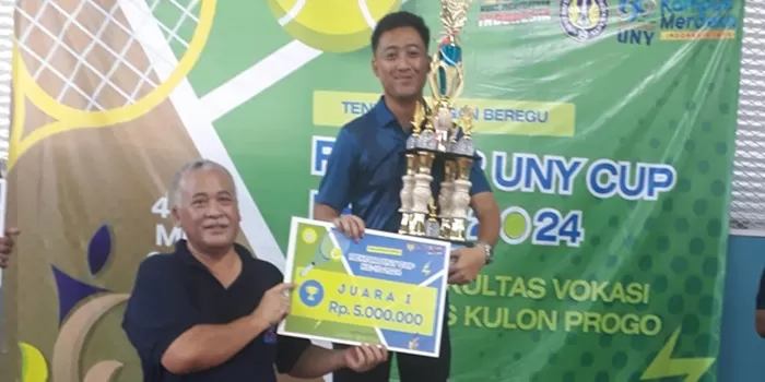 Rektor UNY menyerahkan tropi dan hadiah uang kepada Tim UNY A . (Foto: Widiastuti)