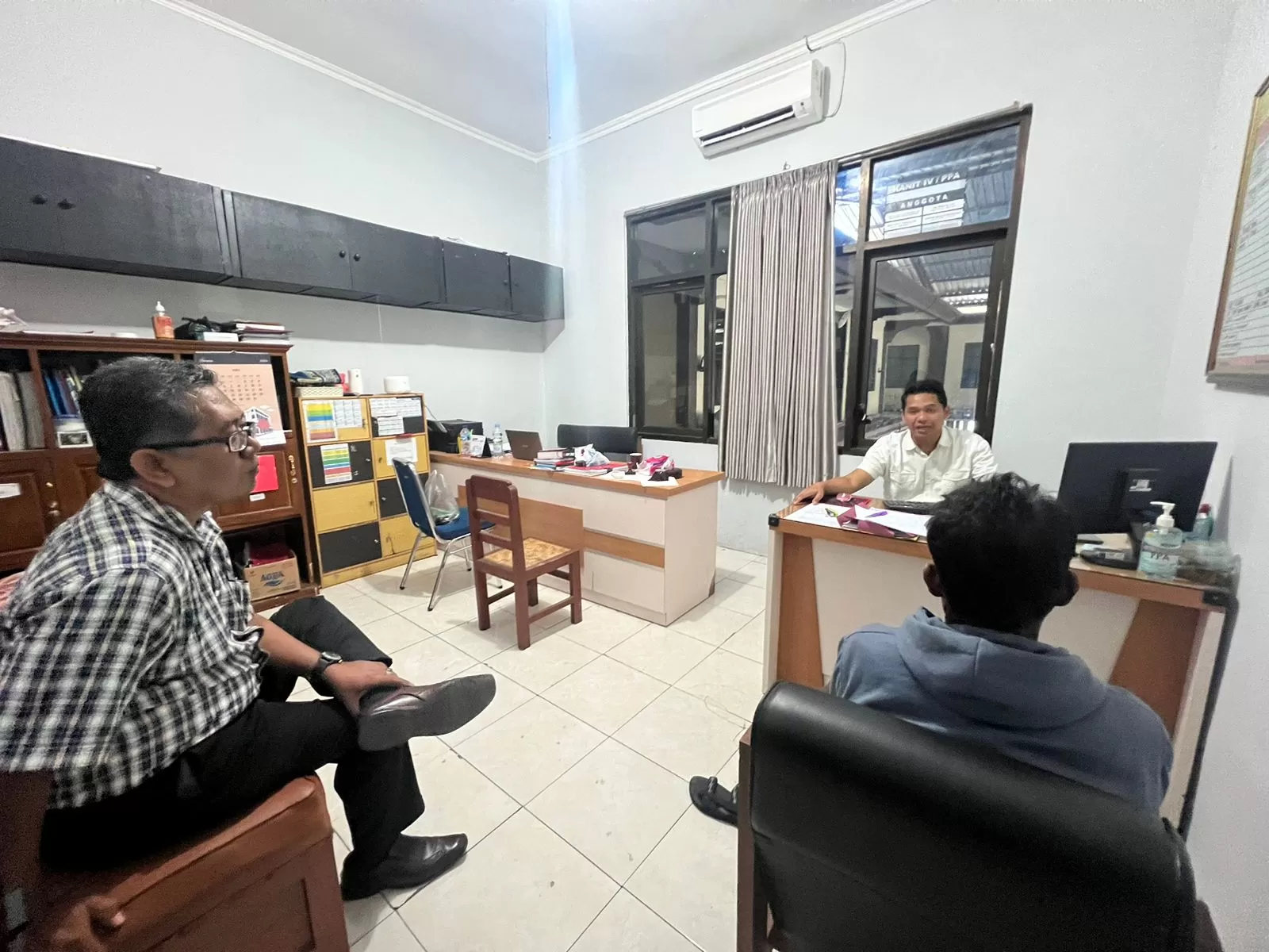 Tersangka K, membelakangi lensa (kanan) jalani pemeriksaan polisi (dok)