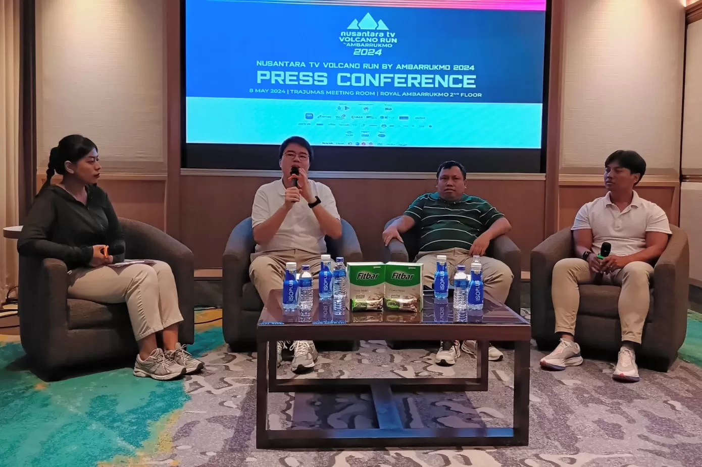  Managing Director Ambarrukmo, Haris Susanto (dua dari kiri), didampingi Direktur Komersial Nusantara TV, Maryadi (dua dari kanan) dan Director Nusantara TV Volcano Run by Ambarrukmo, Robertus Indra (