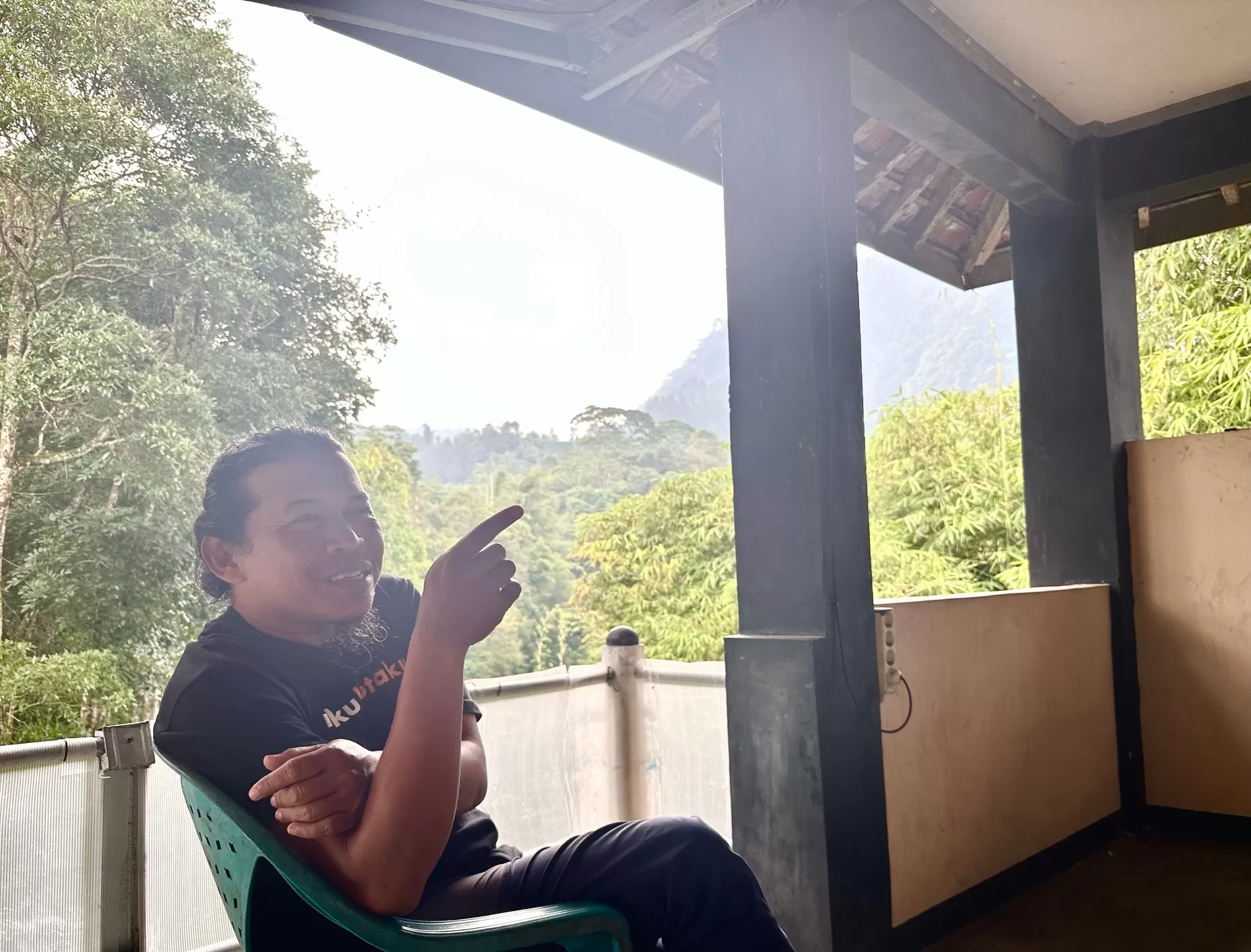  Boy Harjanto saat bercerita tentang aktivitasnya memotret Merapi (Harminanto)