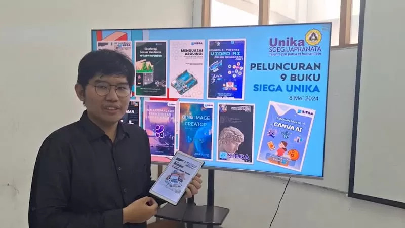 Salah satu penulis, David, saat peluncuran.