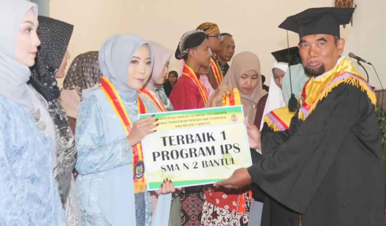   Penghargaaan bagi siswa peringkat terbaik nilai sekolah. (Sukro Riyadi.)