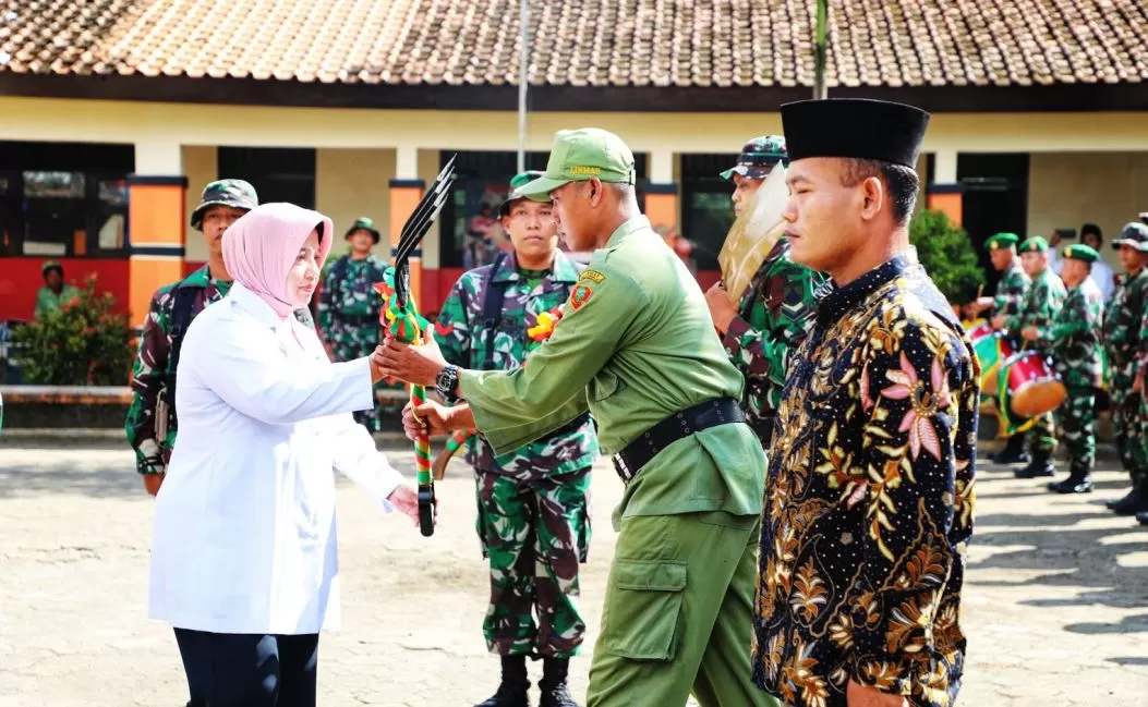 Bupati Purworejo Hj Yuli Hastuti SH membuka langsung TMMD Sengkuyung Tahap II Tahun Anggaran 2024&nbsp;dengan memukul kentongan di halaman SD Negeri Pamriyan, Kecamatan Pituruh, Purworejo