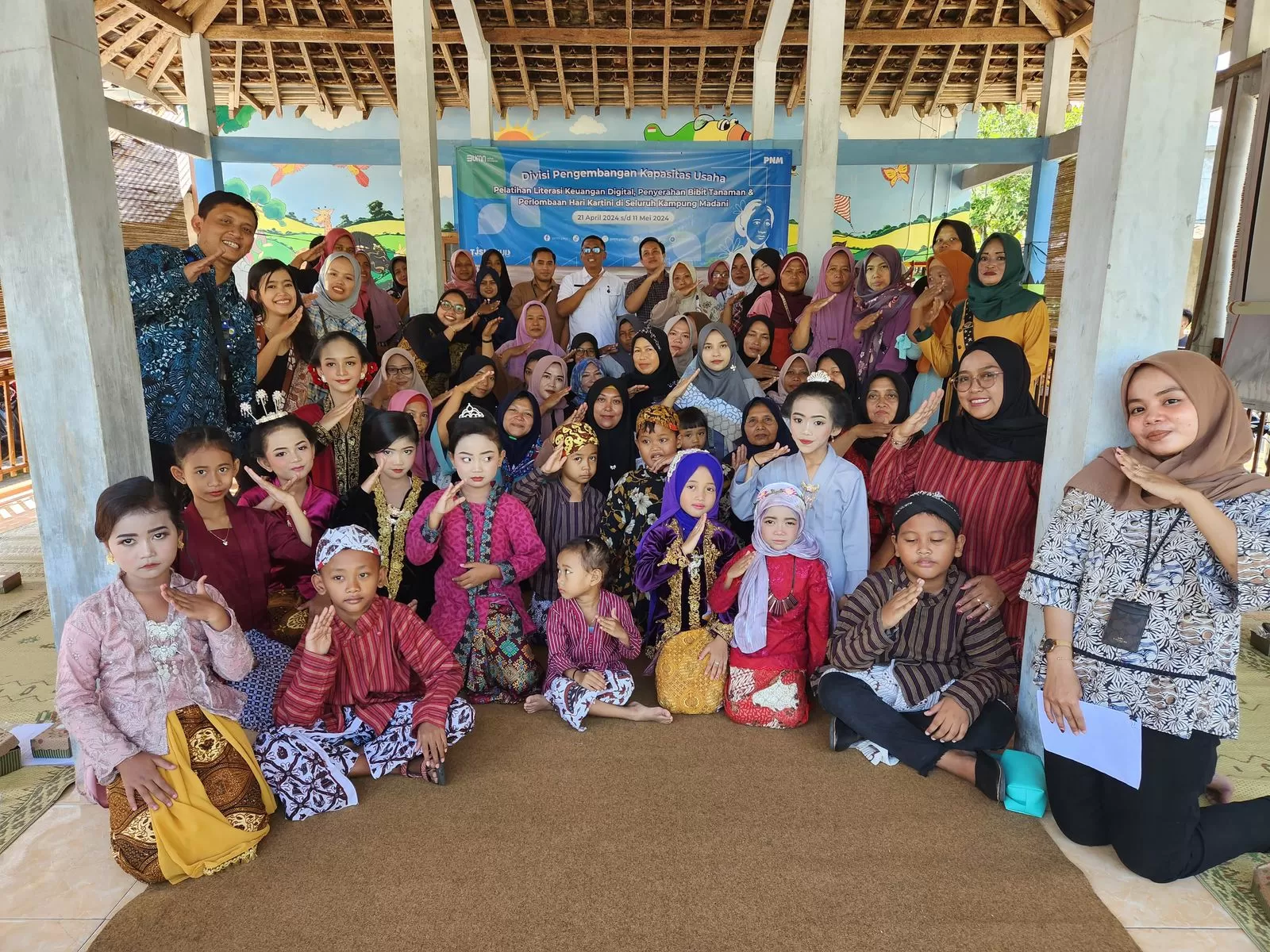 Ibu-ibu dan anak-anak saat mengikuti kegiatan fashion show serta literasi keuangan dari PNM Yogya.&nbsp;KR-Istimewa