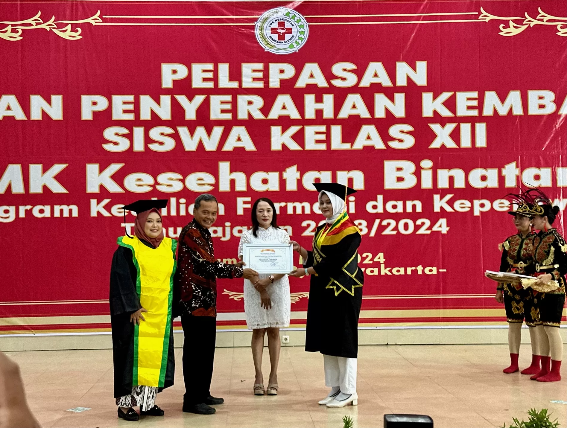 Kepala Balai Dikmen Sleman memberikan penghargaan lulusan terbaik SMK Kesehatan Binatama (foto: Harminanto) 