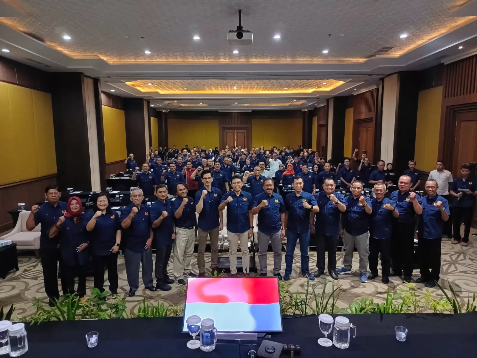  Pj Walikota Yogyakarta, Singgih Raharjo SH MEd dan seluruh peserta Rakerkot KONI Yogyakarta berfoto bersama usai upacara pembukaan.&nbsp;Foto : Adhitya Asros