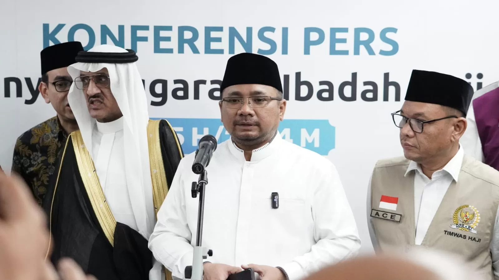 Menteri Agama Yaqut Cholil Qoumas (tengah)