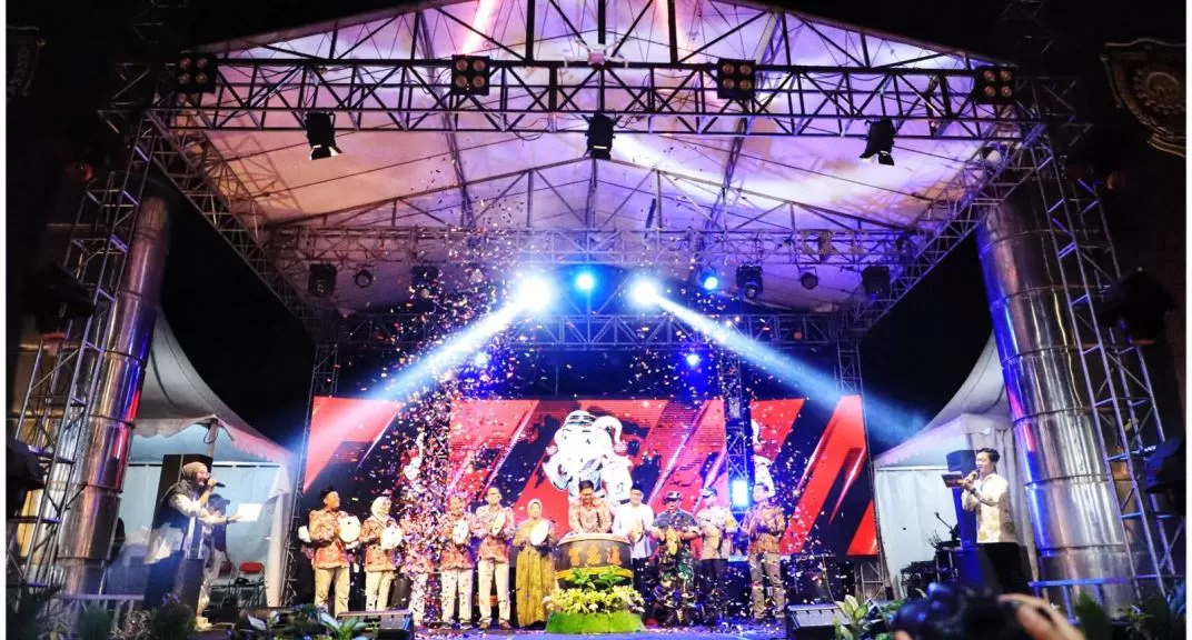 Peluncuran Tahapan Pilbup dan Maskot Pilbup 2024 yang diselenggarakan oleh KPU Kabupaten Purworejo di tugu kembar Alun-alun Purworejo.  (foto: hendri utomo)