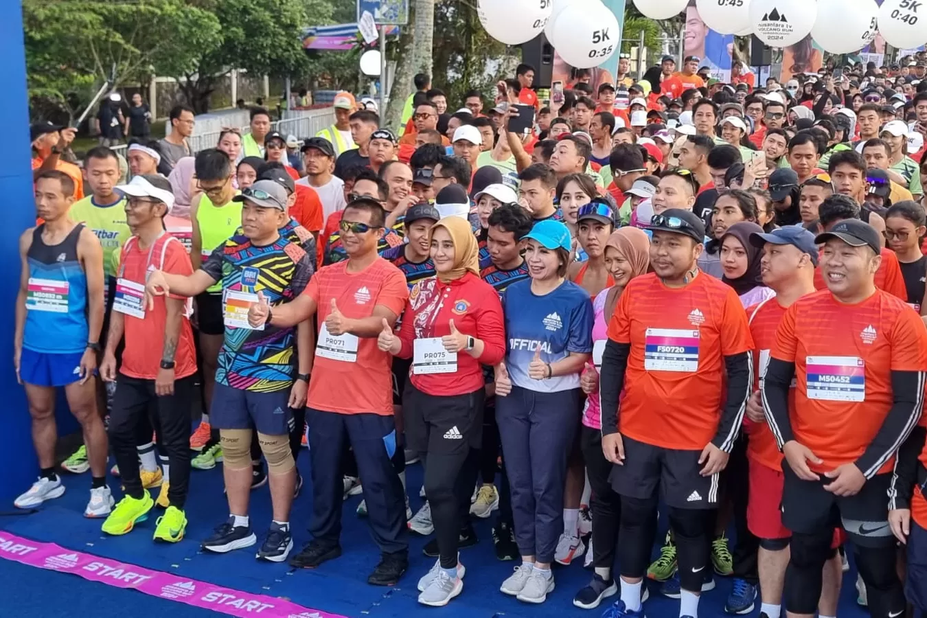 Sejumlah peserta bersiap untuk melakukan start pada ajang Nusantara TV Volcano Run By Ambarrukmo 2024. (Foto: Aditya Asros)