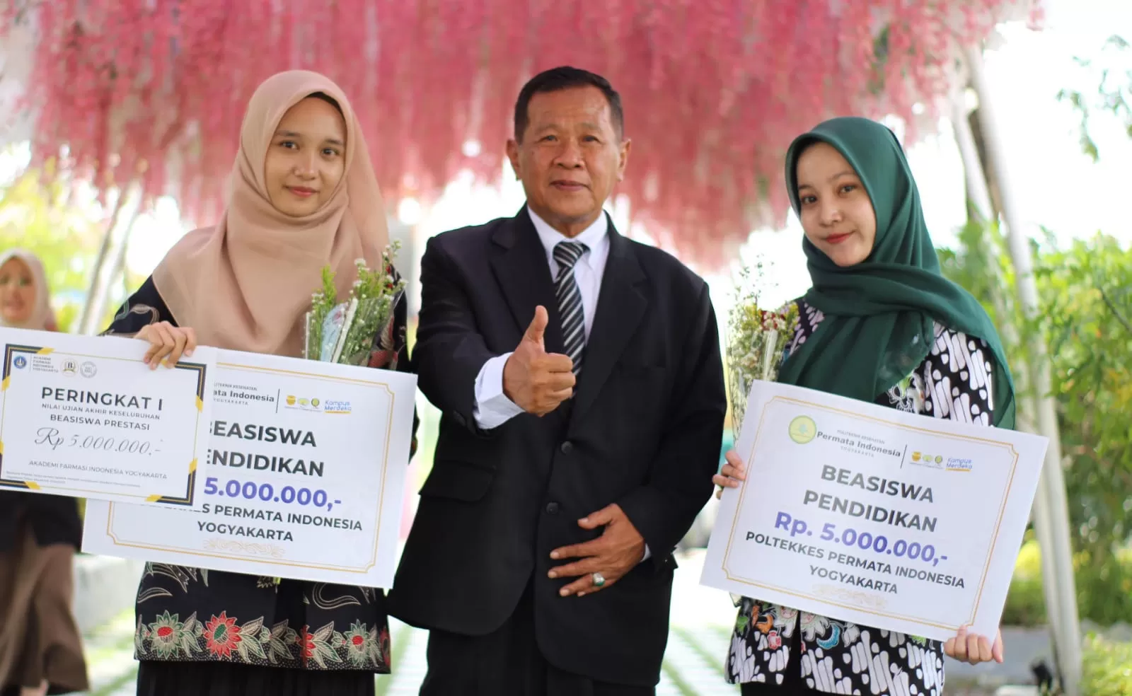 Kepala SMK Kesehatan Sadewa Wates dan siswa dengan PK terbaik Keperawatan dan Farmasi. (Istimewa)