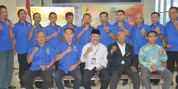 Ketum KONI Sleman Joko Hastaryo, Sukiman, Gatot Widjaya Tjipto dan jajaran Pengurus PBSI Sleman. (Foto: Abrar)  