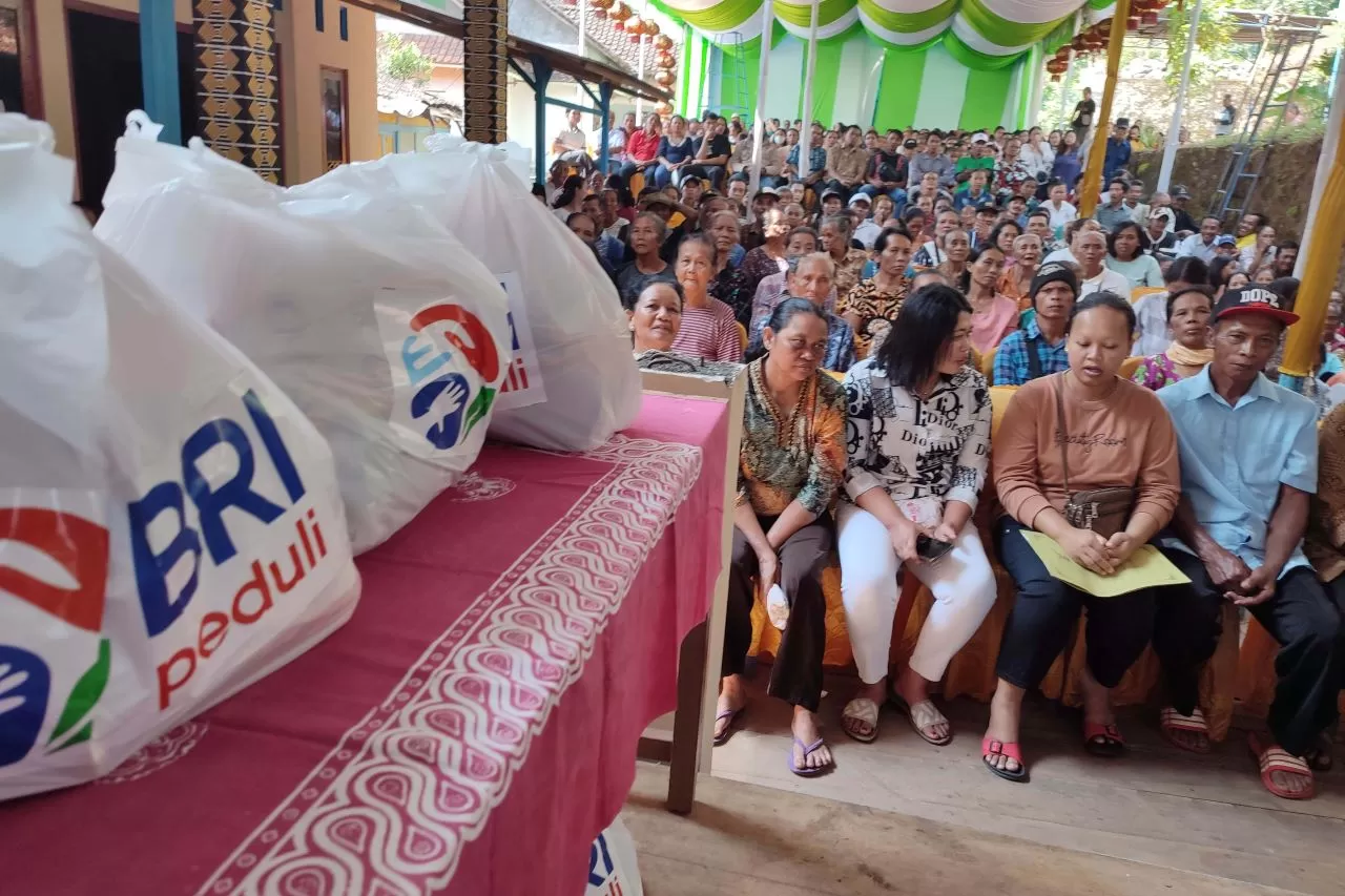 penyerahan 1000 paket sembako program BRI Peduli pada umat Buddha di Temanggung  (istimewa)