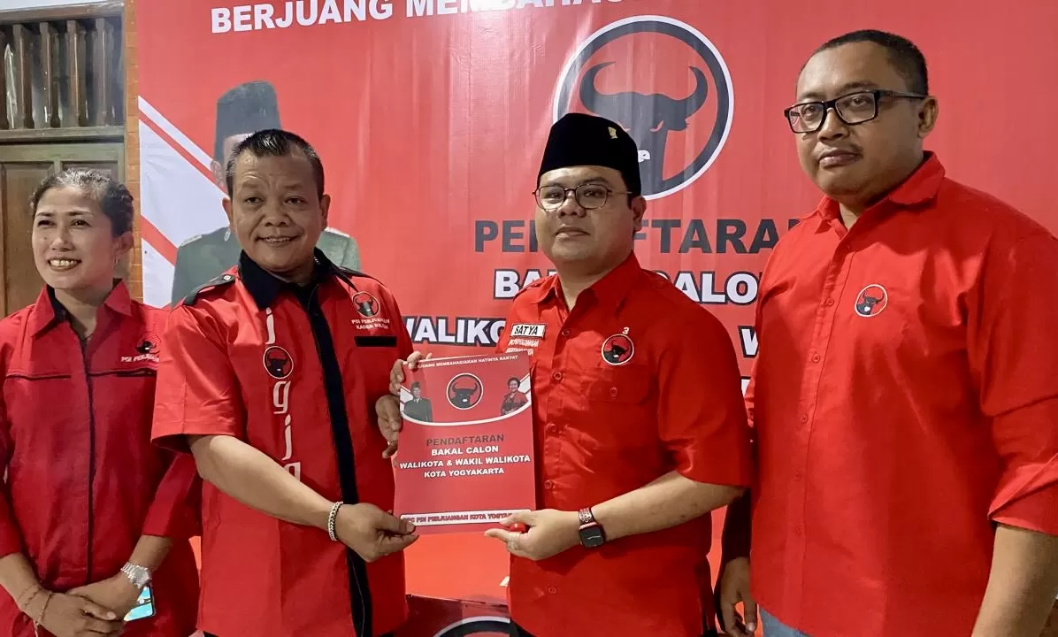 Satya Bilal saat mengambil formulir pendaftaran (foto: Harminanto) 