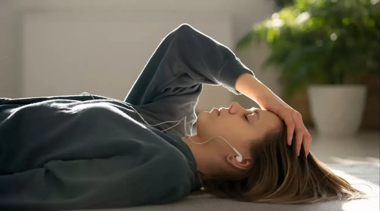 Ilustrasi introvert, diam, kesepian, diri sendiri, merenung.  ((Image by Freepik))