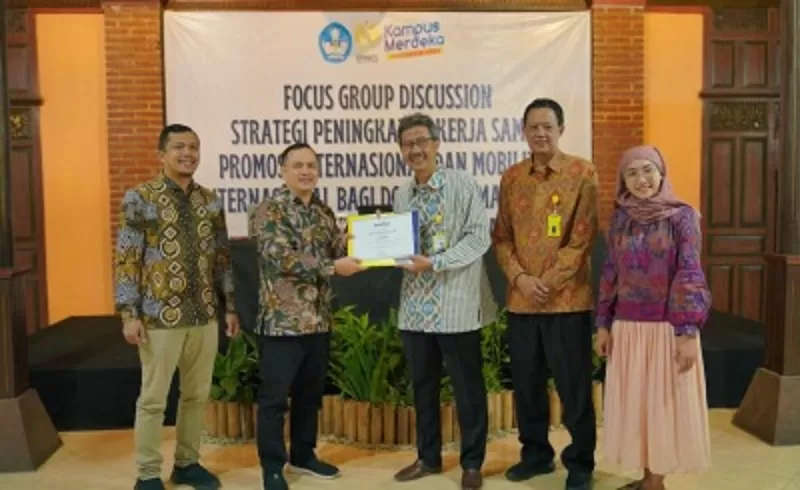 WR IV (tengah) saat memberi sertifikat kepada para narasumber