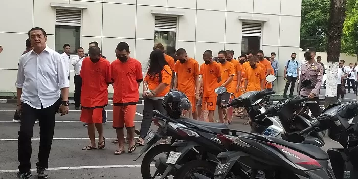 Puluhan tersangka kasus curat yang ditangkap selama 14 hari, dihadirkan saat rilis kasus Polda DIY. (Foto: Wahyu Priyanti)