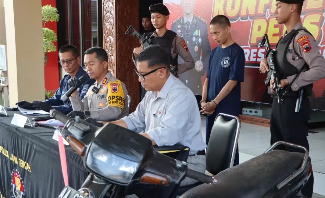  Pelaku pencurian sepeda motor saat dikeler di Mapolres Purworejo. (Istimewa)