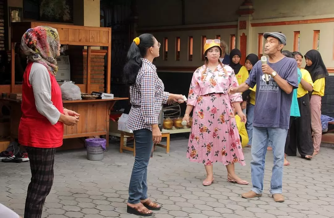 Pendukung lakon 'Seragam Anyar Gawe Onar' latihan di rumah pelawak Marwoto 'Kawer'. Foto : Khocil Birawa