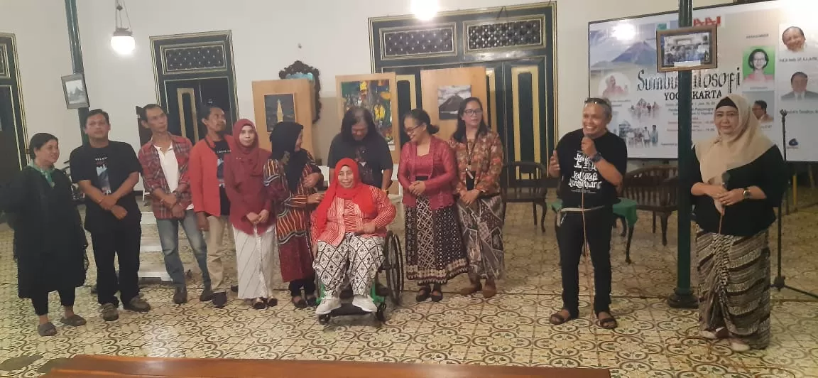   Ina Sita Nur Aina dengan chamit Arang bersama sejumlah perupa yang ikut pameran bertema &lsquo;Sumbu Filosofi Yogyakarta&rsquo;&nbsp;Foto : Khocil Birawa