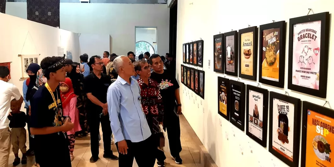 Pengunjung melihat pameran Tugas Akhir 2024 'Harsa Trisha' di PAS.&nbsp;Foto : Khocil Birawa