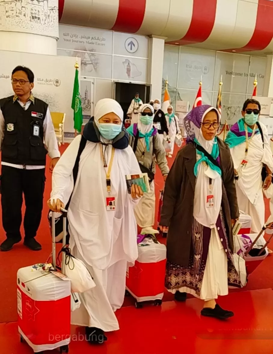 Jemaah haji DIY asal Kulonprogo merupakan jemaah pertama dari DIY yang tiba di Jeddah pada musim haji 2024. Untuk tahun ini, jemaah haji DIY dijadwalkan berangkat 19 Mei 2025 (Foto: Primaswolo S)