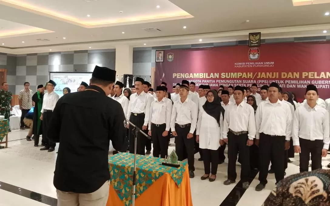 Ketua KPU Purworejo mengambil sumpah anggota PPS di seluruh Kabupaten Purworejo di Ganeca Convention Hall, Purworejo.  (foto: Hendri Utomo)