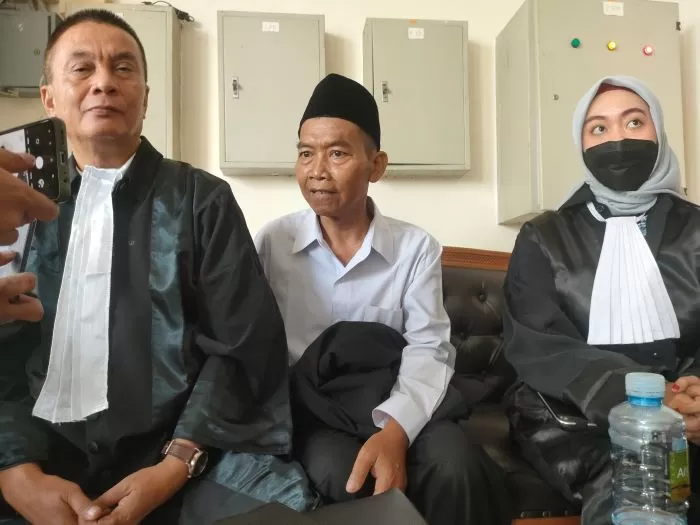 Kasidi (tengah) bersama kuasa hukumnya usai sidang  (Juvintarto)