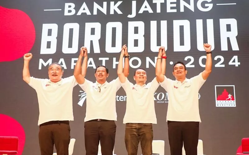 Gubernur Jawa Tengah Nana Sudjana (nomor 2 dari kiri) saat melaunching Bank Jateng Borobudur Marathon 2024.  (Foto : Budiono)