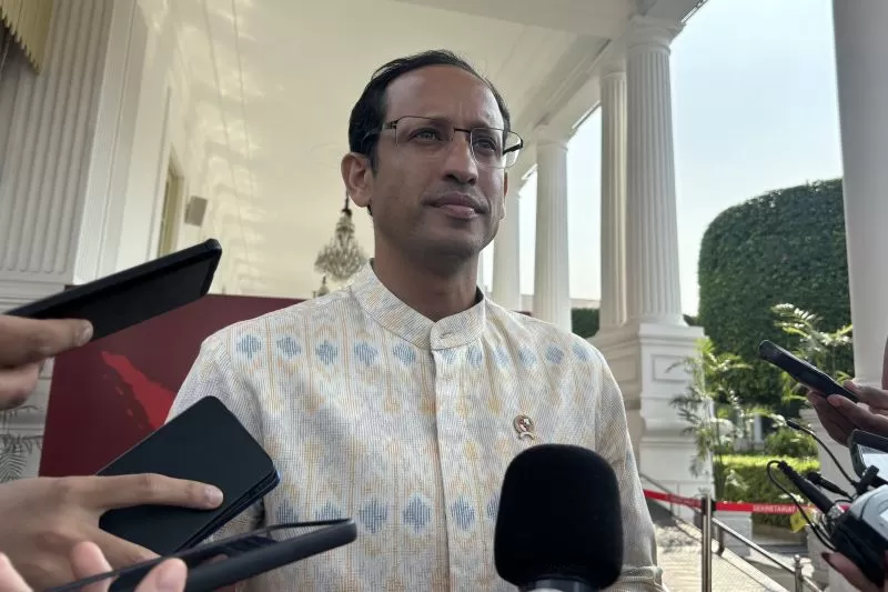 Menteri Pendidikan, Kebudayaan, Riset, dan Teknologi Nadiem Makarim menyampaikan keterangan pers usai menemui Presiden Joko Widodo di Istana Kepresidenan, Jakarta, Senin (27/5/2024) (ANTARA/Yashinta Difa )