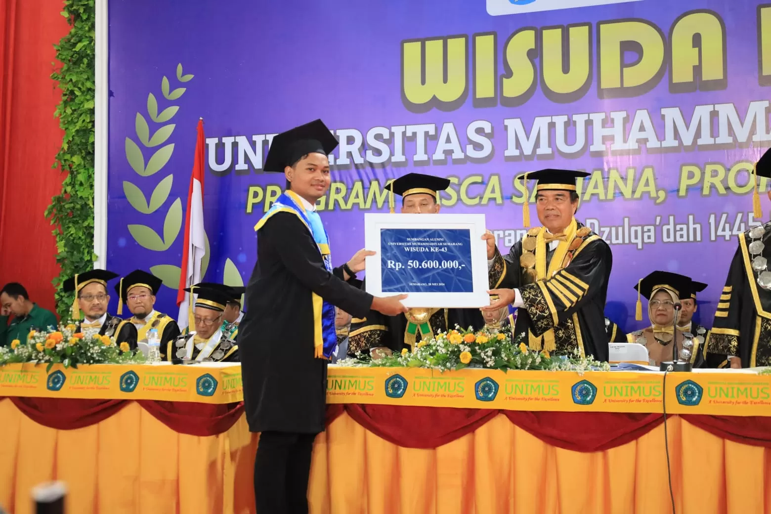 Perwakilan wisudawan memberi tali asih kepada Unimus yang diterima Rektor Unimus