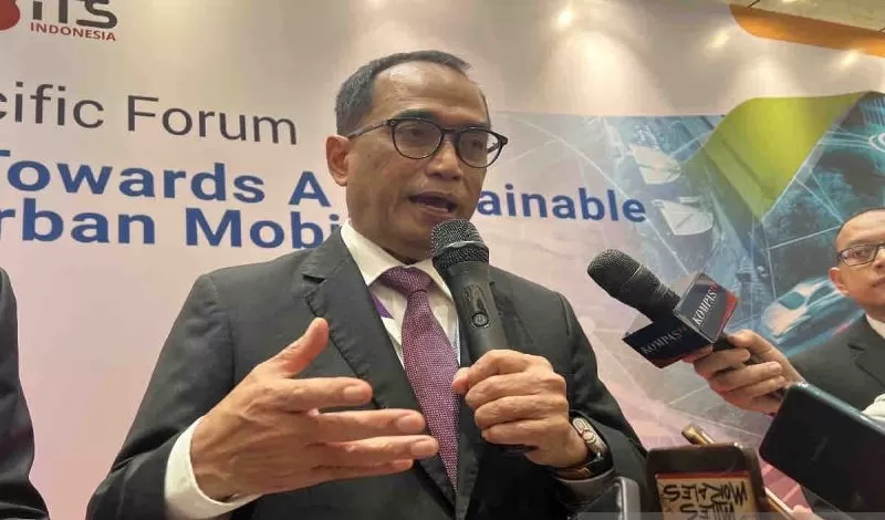 Menteri Perhubungan (Menhub) Budi Karya Sumadi diwawancara di sela menghadiri pembukaan The 19th Intelligent Transport System (ITS) Asia Pacific Forum 2024 di Jakarta Convention Center (JCC), Jakarta (ANTARA/Harianto )