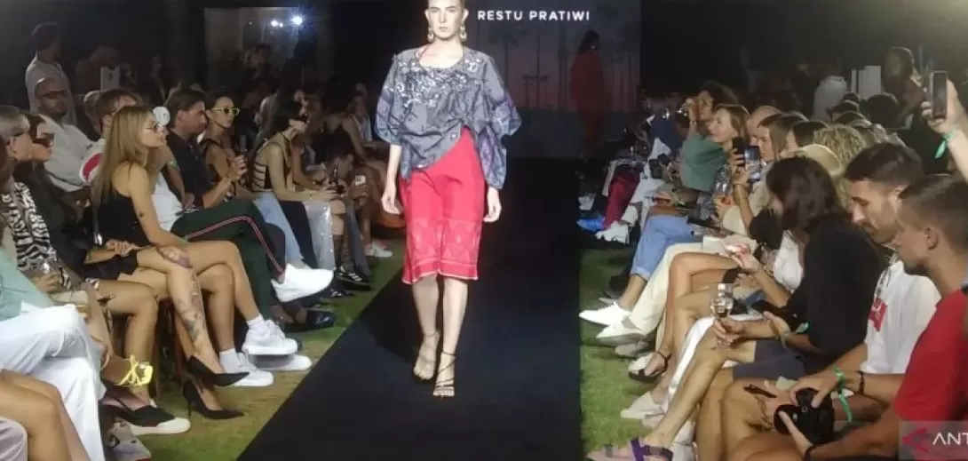   Model memeragakan busana bergaya bohemian yang dipadukan menggunakan kain tradisional endek Bali karya desainer Restu Pratiwi di Bohemia Fashion Week (BFW) 2024 di Canggu, Kabupaten Badung, Bali, Sa ( ANTARA/Dewa Ketut Sudiarta Wiguna.)