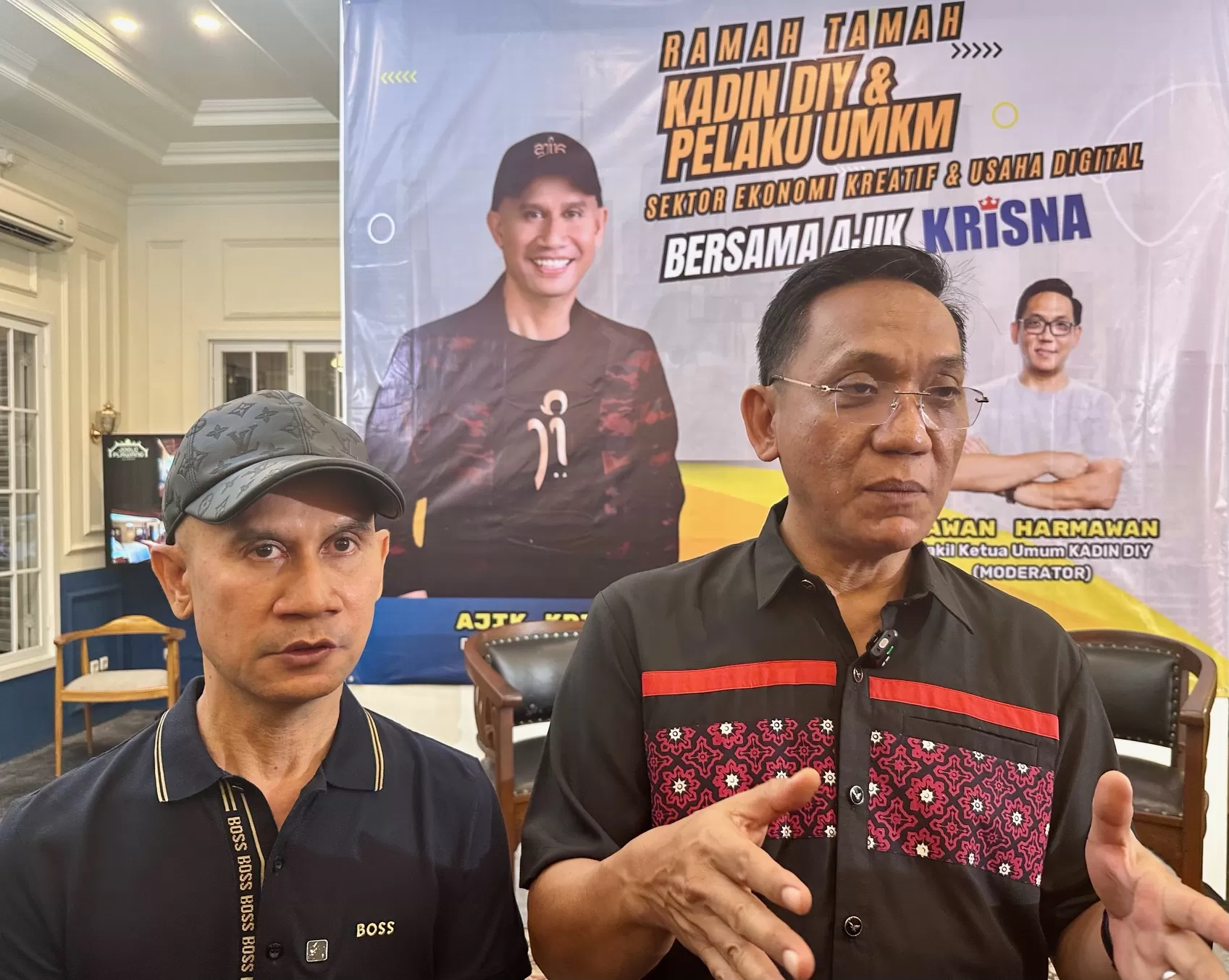 Ajik Krisna dan Wawan Harmawan saat berbicara pada media (Harminanto)  