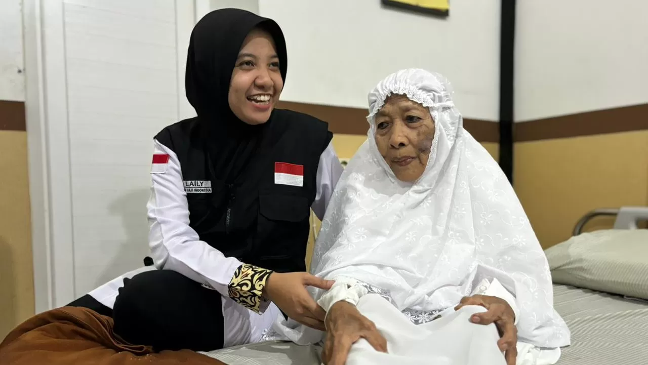 Mbah Ngatemi dengan dokter Laili Handayani (Foto MCH) 