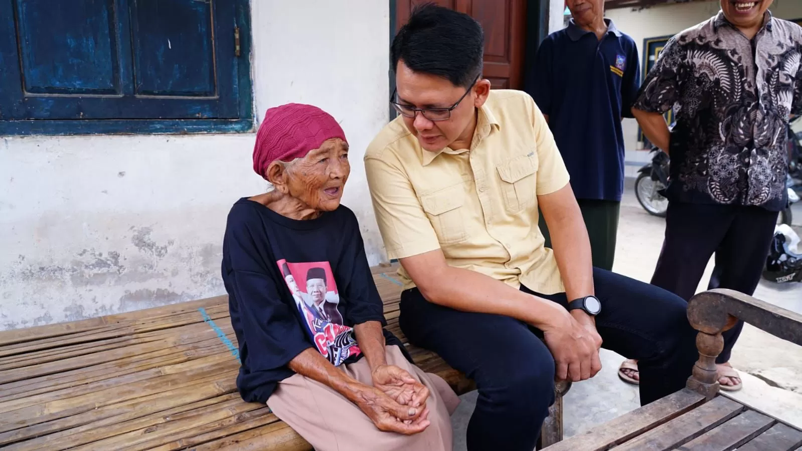 Danang Maharsa ngobrol dengan Mbah Ngadinem.&nbsp;KR-Istimewa