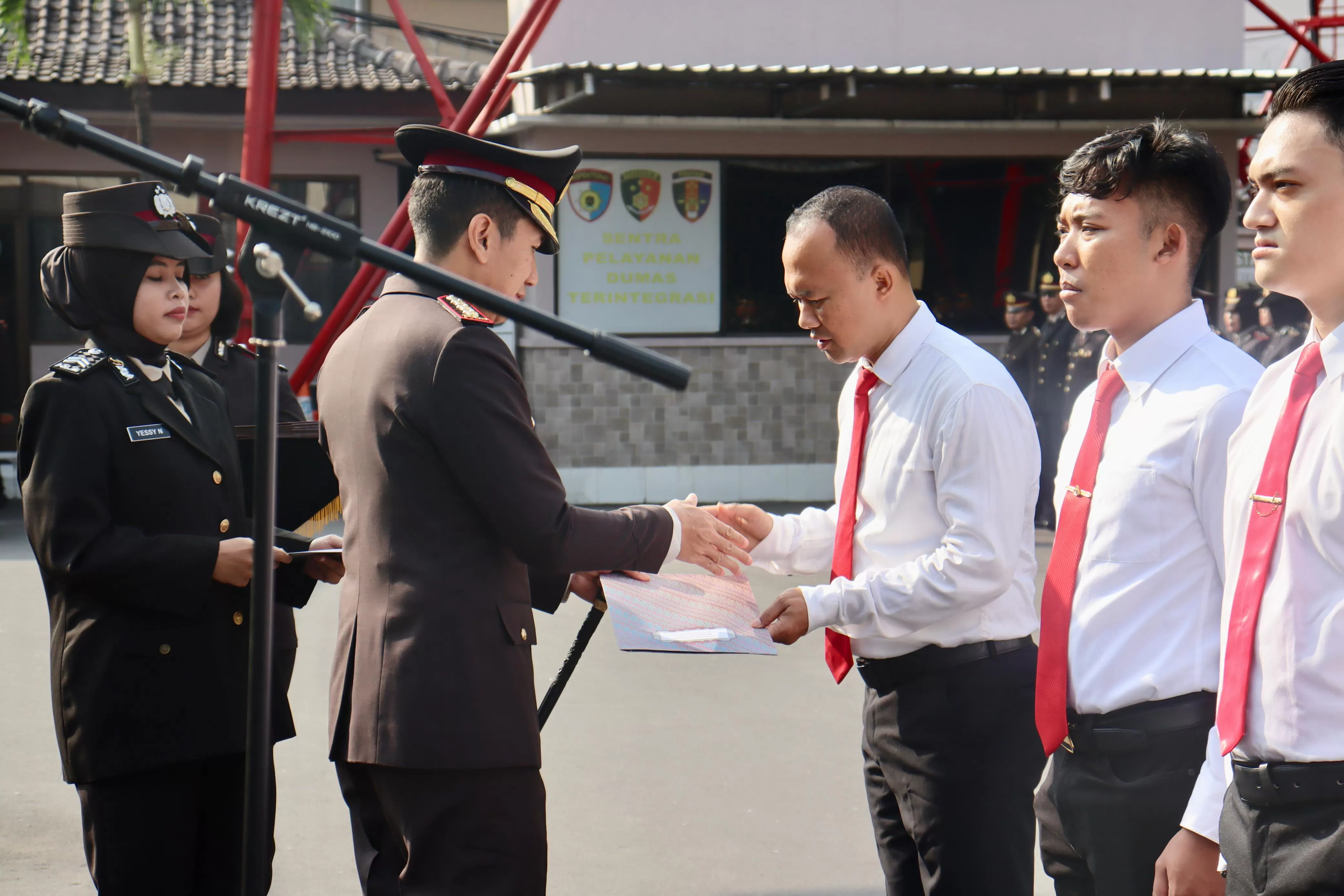 Kapolresta Yogyakarta Kombes Pol Aditya Surya Dharma SIK MH memberikan penghargaan kepada anggota Tim Jatanras-Brimob Polresta Yogyakarta. (Foto: Haryadi)