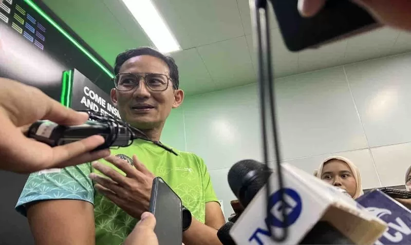 Menteri Pariwisata dan Ekonomi Kreatif/Kepala Badan Pariwisata dan Ekonomi Kreatif (Menparekraf/Baparekraf) Sandiaga Salahuddin Uno diwawancara di sela peluncuran Wonderspace ( ANTARA/Harianto.)