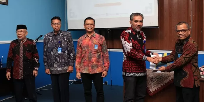 Ketua YPPP bersama Rektor dan para Wakil Rektor Universitas AKPRIND Indonesia.