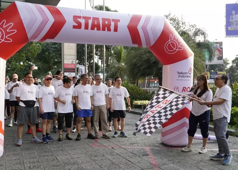VP Corporate Communication Telkom, Andri Herawan Sasoko (paling kanan) mengibarkan bendera flag off sebagai tanda dimulainya Fun Run Road to Digiland Run 2024.  (Dok. Telkom)